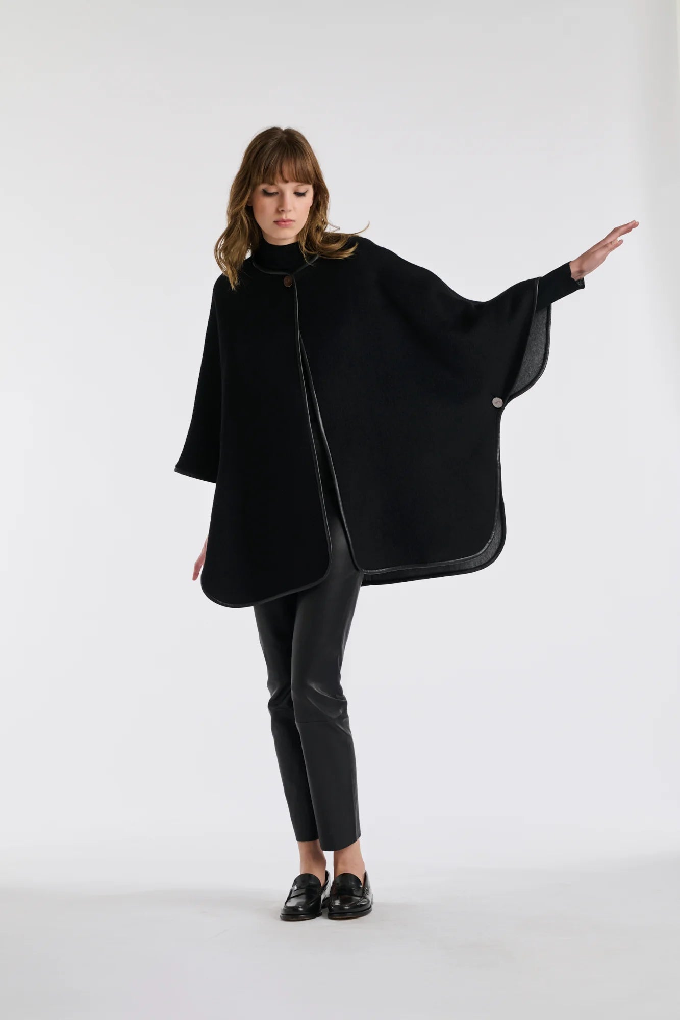 Reversible Wool Cape – Structured. Effortless. Limited.