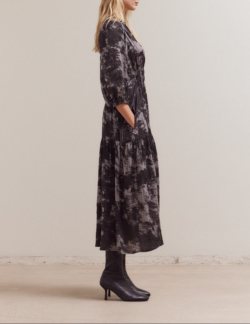 Side profile of printed V-neck midi dress with 3/4 sleeves