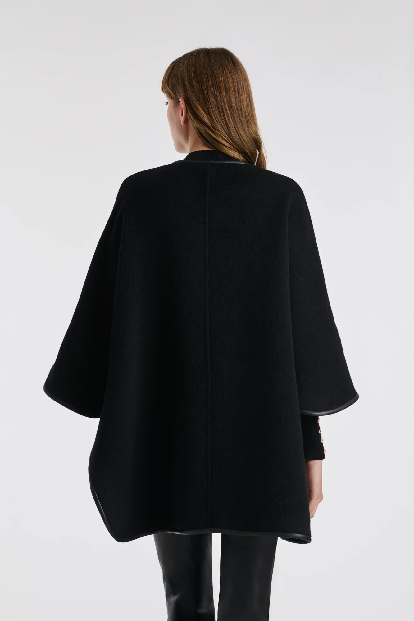 Reversible Wool Cape – Structured. Effortless. Limited.