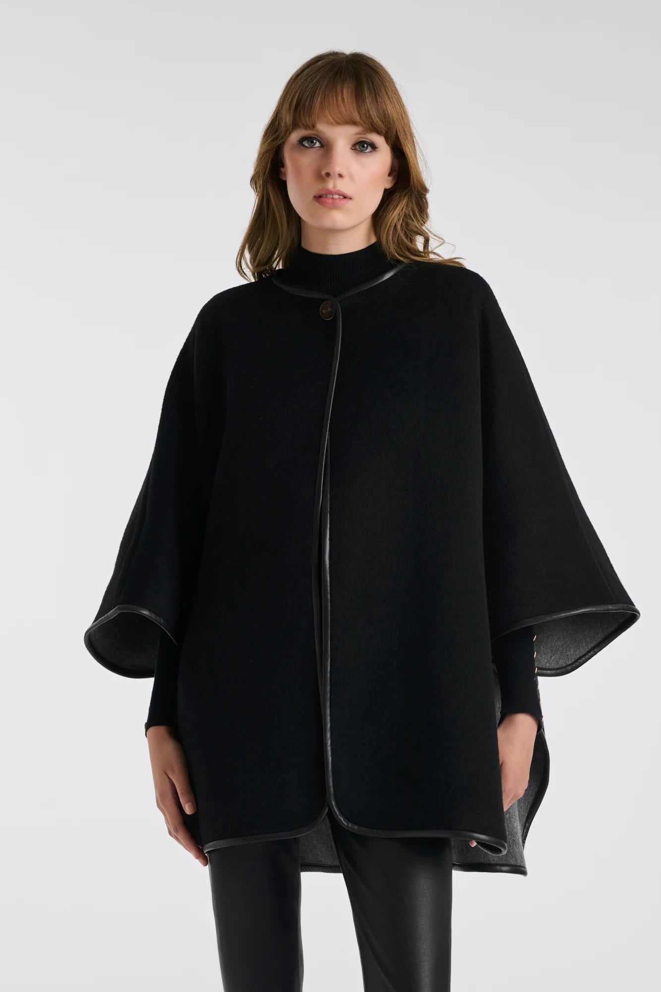 Reversible Wool Cape – Structured. Effortless. Limited.