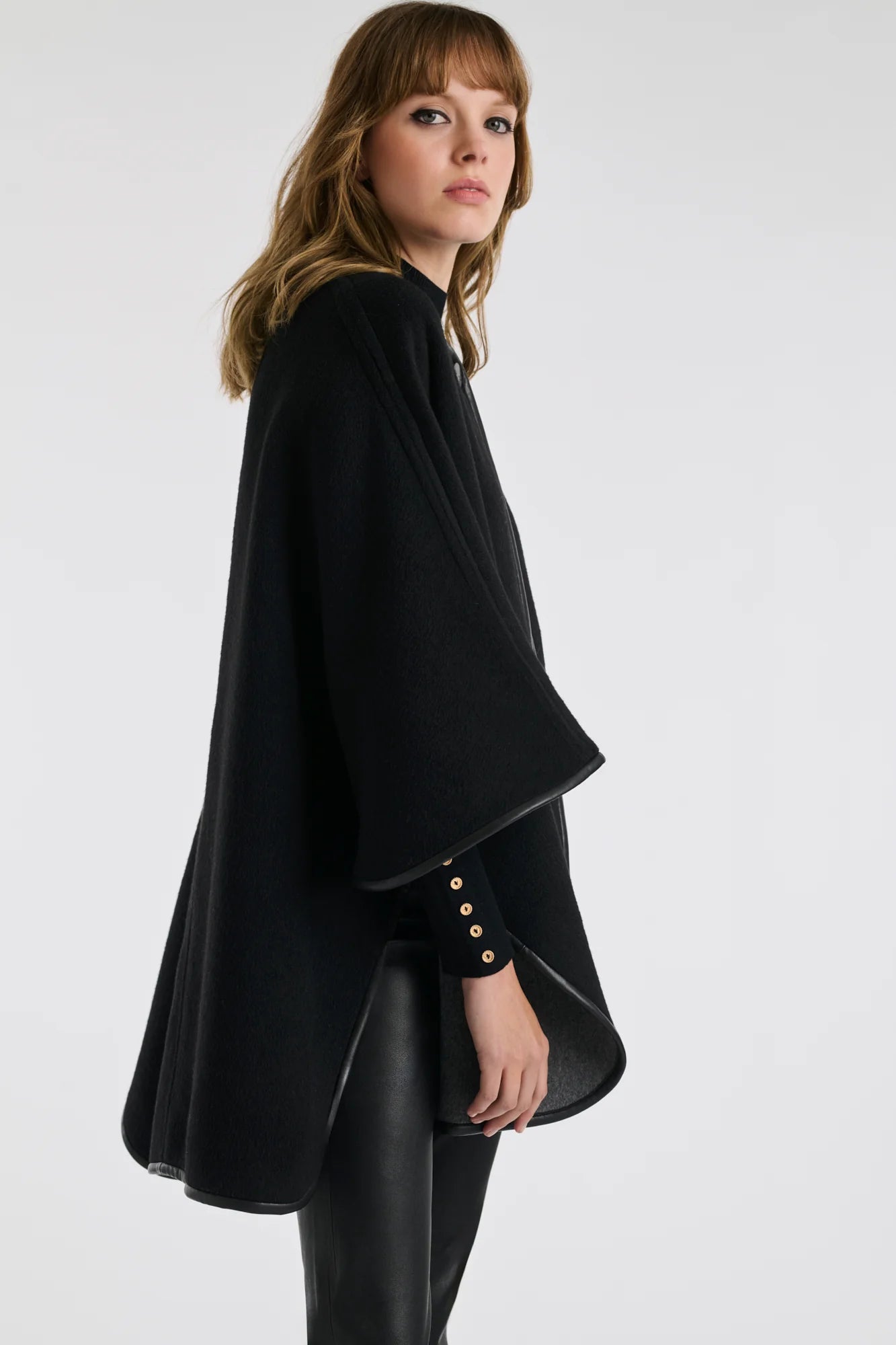 Reversible Wool Cape – Structured. Effortless. Limited.