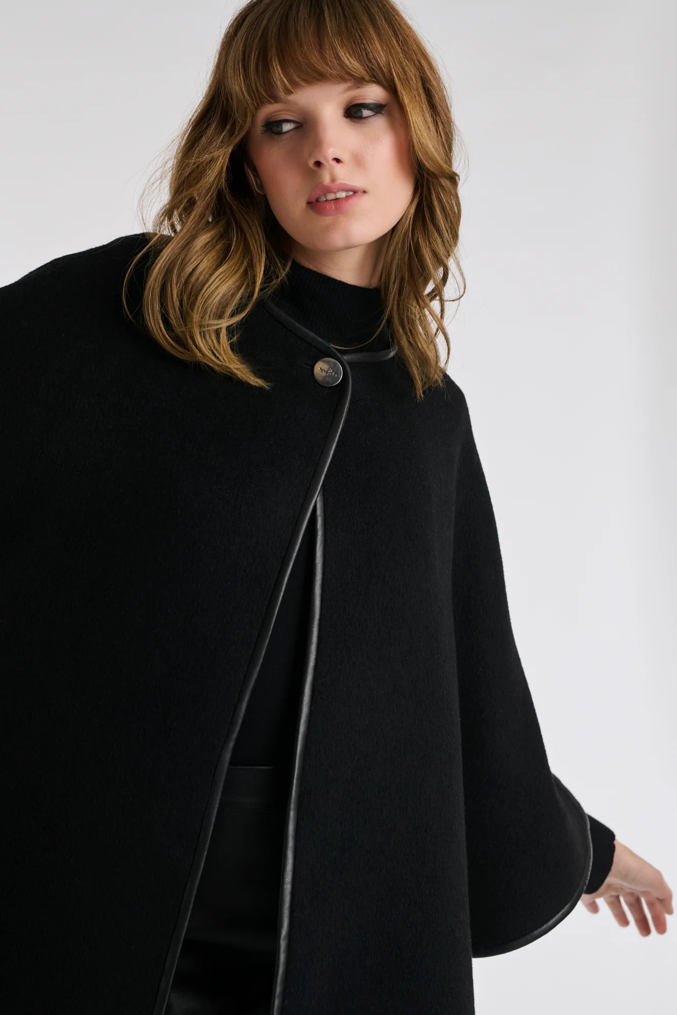 Reversible Wool Cape – Structured. Effortless. Limited.