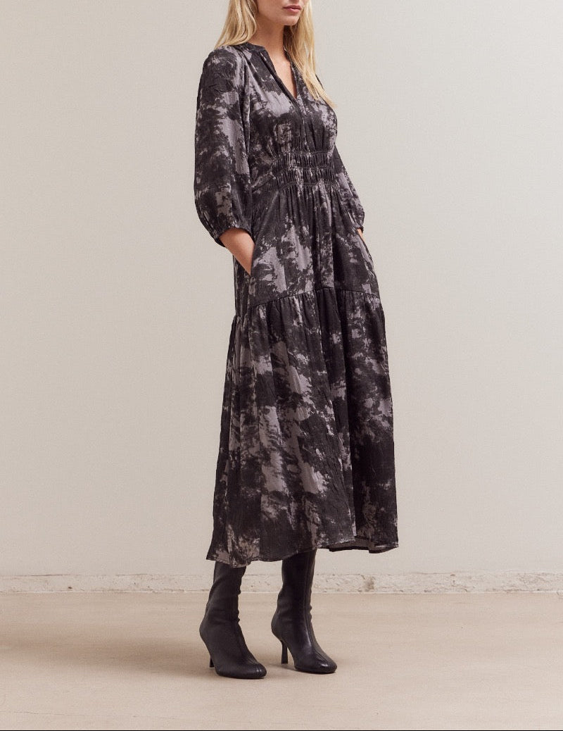 Side view of 3/4 sleeve abstract print midi dress with pockets